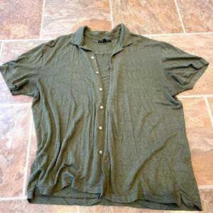 Banana Republic Linen Short Sleeved Button Down Size L in Olive Green